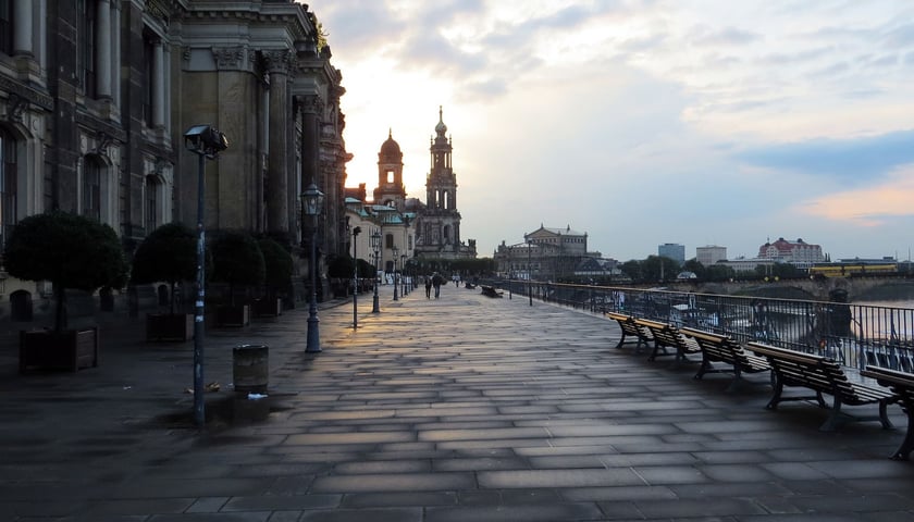 Powiększ obraz: Drezno to stolica Saksonii. Choć polscy turyści upodobali sobie to miasto w okresie przedświątecznym, do Drezna warto przyjechać również latem.