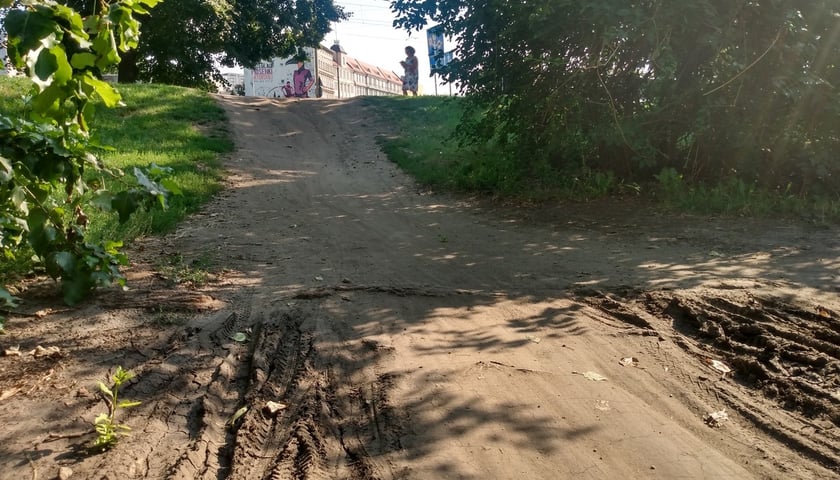 Pomiędzy mostem Grunwaldzkim a bulwarem Kaczyńskich powstanie rampa dla pieszych i rowerzystów.