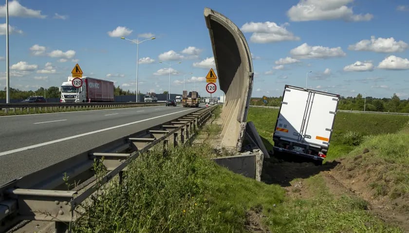 W ubiegłym tygodniu takie widoki mieli kierowcy jadący AOW. Ciężarówka wypadła z trasy...