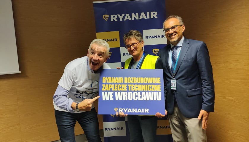 Powiększ obraz: Dobre humory nie opuszczają zarówno przedstawicieli Ryanaira, jak i władz wrocławskiego lotniska. Ogłoszona właśnie inwestycja ma zwiększyć możliwości przewoźnika