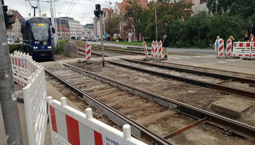 Zmodernizowane przejścia przez torowiska mają służyć pasażerom, pieszym i rowerzystom