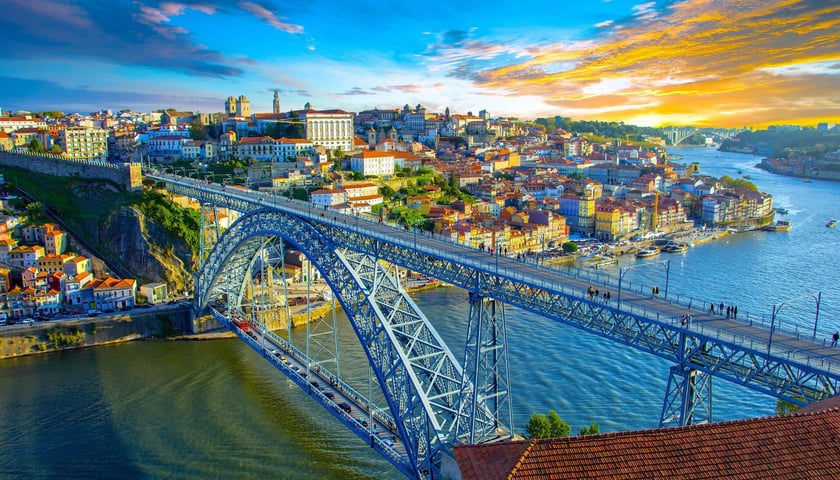 Powiększ obraz: Jednym z symboli Porto jest most Ludwika I. Na zdjęciu widać jego konstrukcję