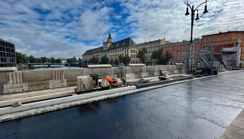 Świeża warstwa asfaltu i maszkarony na balustradzie to nowości na moście Pomorskim Południowym