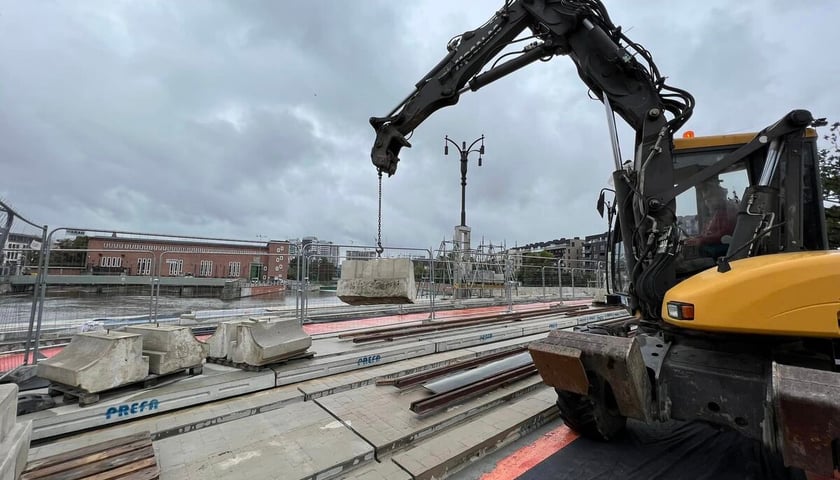 Świeża warstwa asfaltu i maszkarony na balustradzie to nowości na moście Pomorskim Południowym