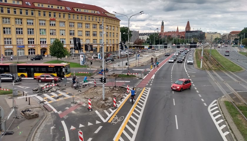 Powstaje droga rowerowa przy wyjeździe z przejścia podziemnego pod pl. Jana Pawła II