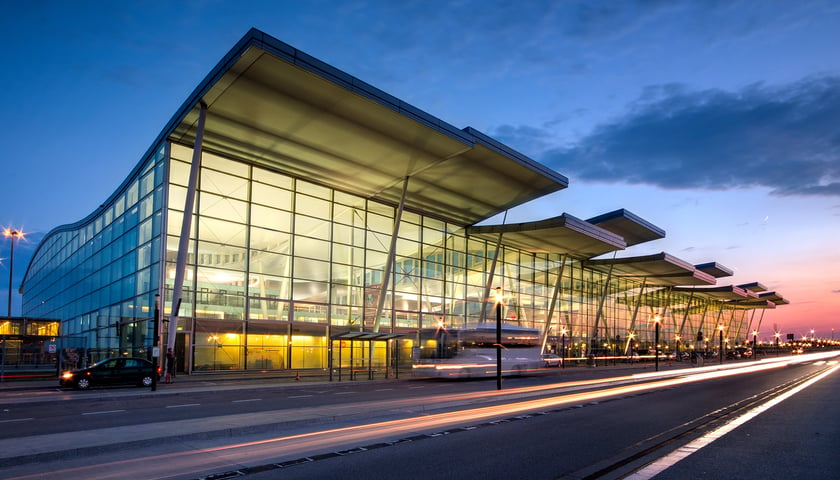 Powiększ obraz: Na zdjęciu główny terminal wrocławskiego lotniska