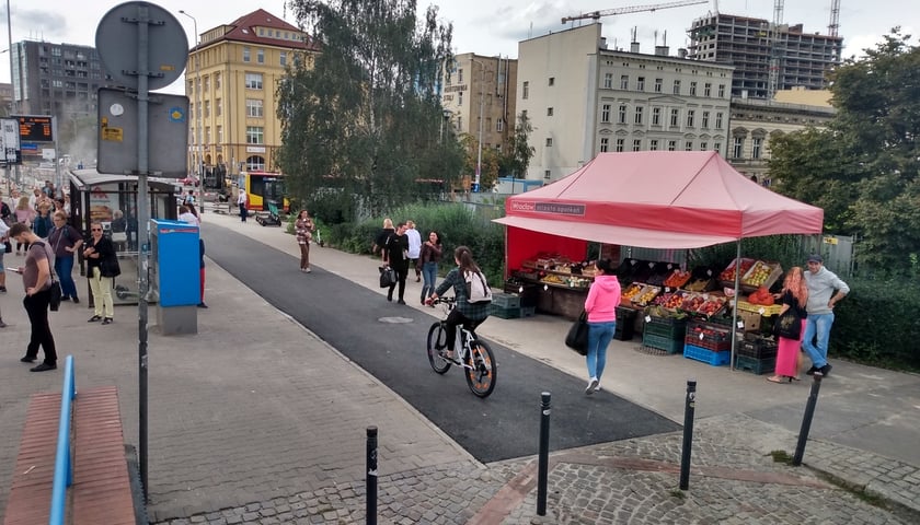 Nowa droga dla rowerów umożliwi bezpieczny wyjazd spod przejścia podziemnego pod pl. Jana Pawła II
