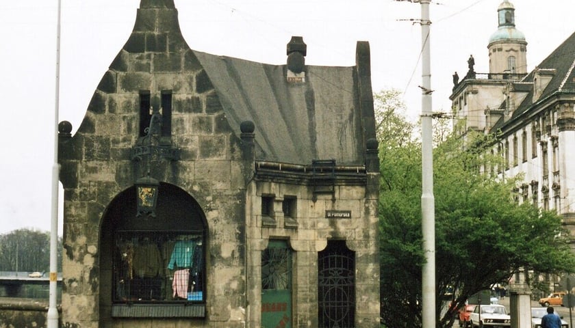 Na zdjęciu jedna ze strażnic przy wjeździe na most pomorski Południowy w 1991 roku