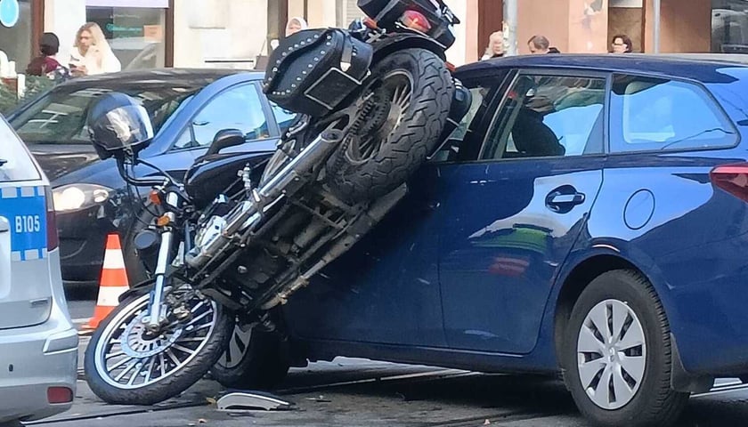 Powiększ obraz: Na zdjęciu wypadek na ul. Traugutta