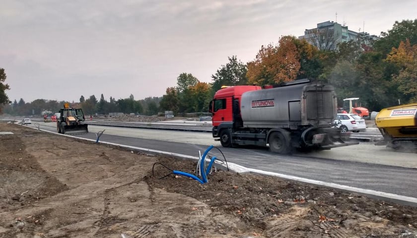 Na zdjęciu prace przy kładzeniu asfaltu na odcinku AWW pomiędzy ulicami Olszewskiego i Dembowskiego