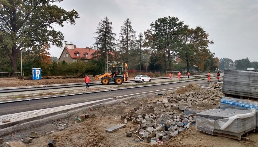 Na zdjęciu prace przy kładzeniu asfaltu na odcinku AWW pomiędzy ulicami Olszewskiego i Dembowskiego