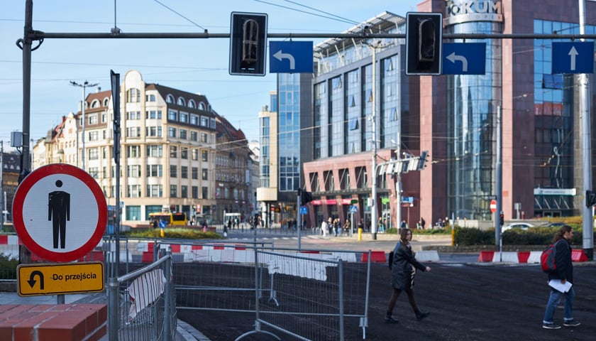 remont ul. Oławskiej przy Galerii Dominikańskiej, frezowanie jezdni