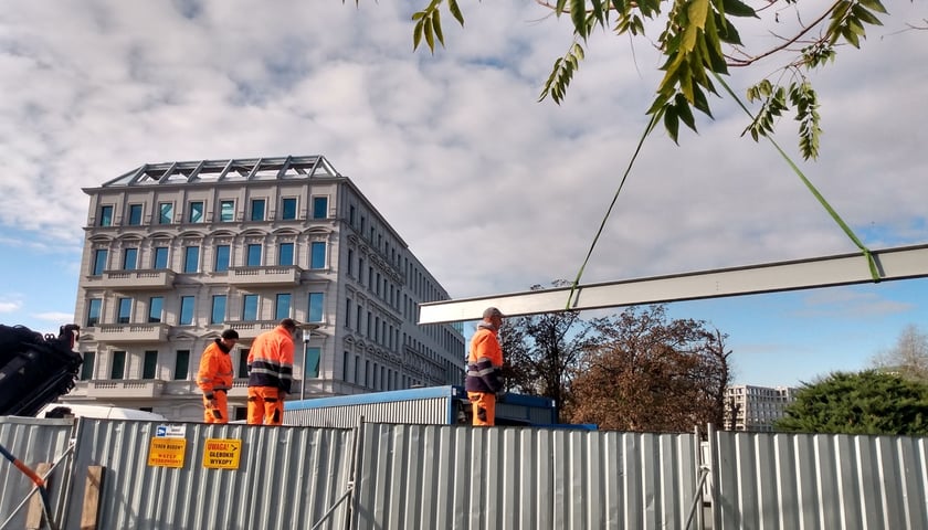 Układanie nowych dźwigarów na budowie mostu św. Klary