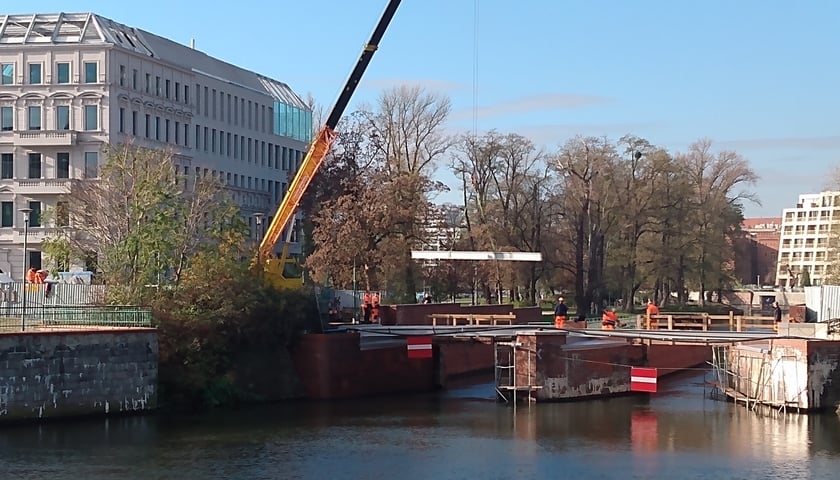 Układanie nowych dźwigarów na budowie mostu św. Klary