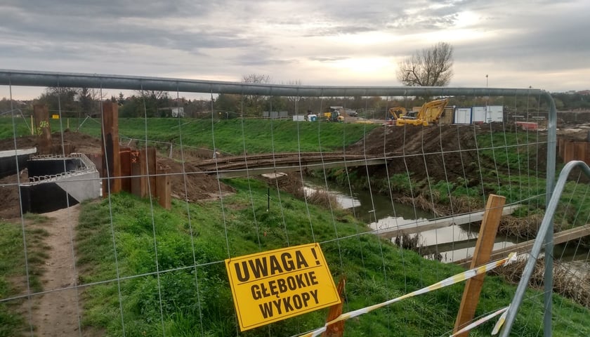 Na zdjęciu budowa kładki pieszo-rowerowej przez Ślęzę, która połączy Muchobór Wielki i Mały