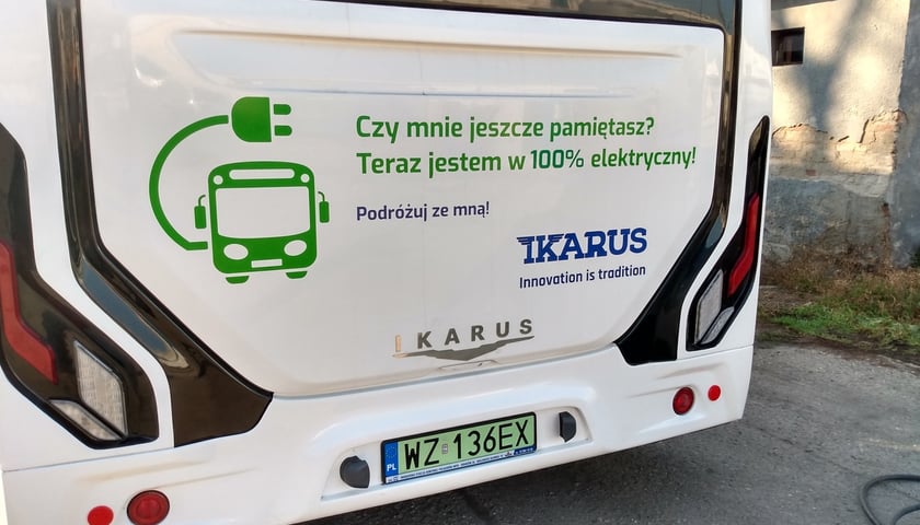 Na zdjęciu testowany autobus elektryczny marki Ikarus