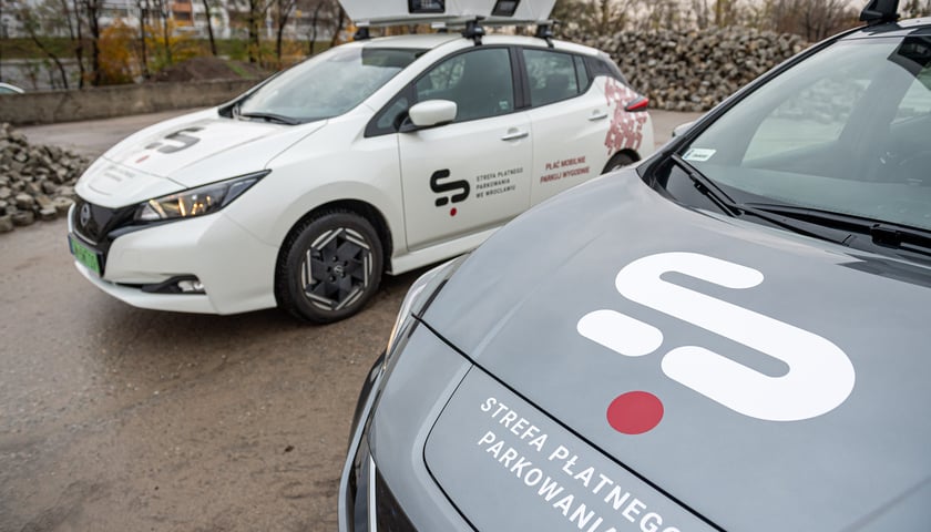 Na zdjęciu dwa samochody, które prowadzą e-kontrole parkingów we Wrocławiu