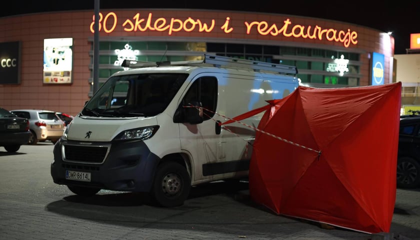 Na zdjęciu miejsce zdarzenia na parkingu Auchan Bielany