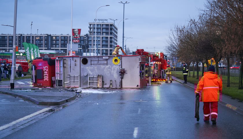 Do wypadku wozu strażackiego i busa doszło dzisiaj rano (23.12.) we Wrocławiu