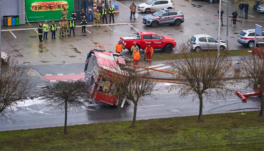 Do wypadku wozu strażackiego i busa doszło dzisiaj rano (23.12.) we Wrocławiu