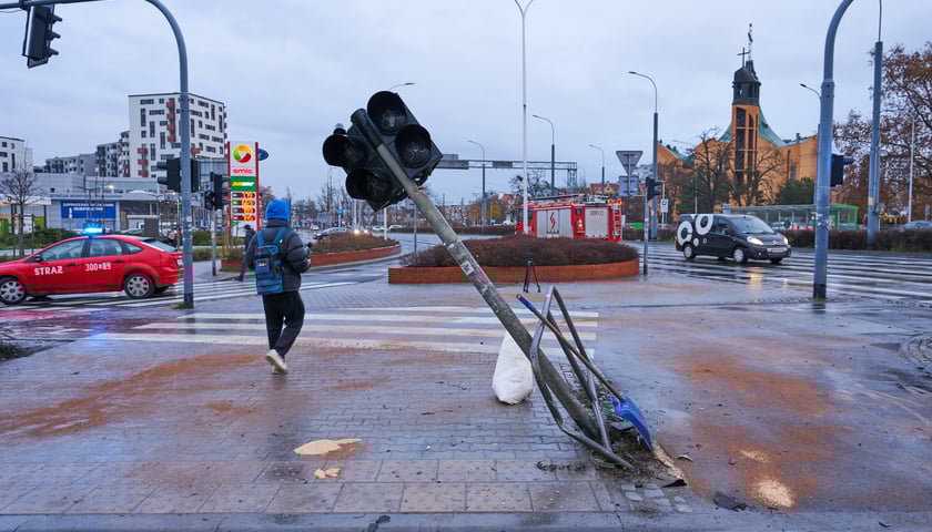 Do wypadku wozu strażackiego i busa doszło dzisiaj rano (23.12.) we Wrocławiu