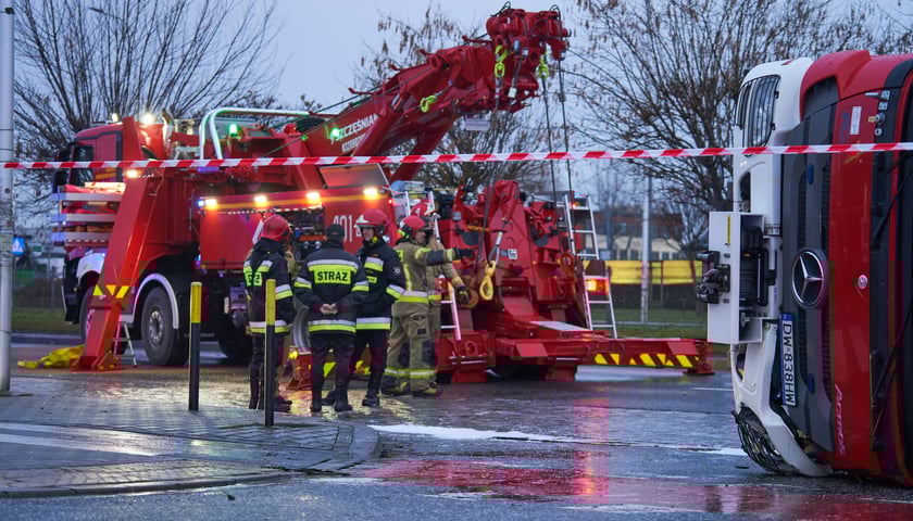 Do wypadku wozu strażackiego i busa doszło dzisiaj rano (23.12.) we Wrocławiu