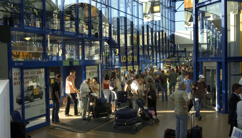 Powiększ obraz: Lotnisko na Strachowicach we Wrocławiu. Na zdjęciu widać dawny terminal lotniczy