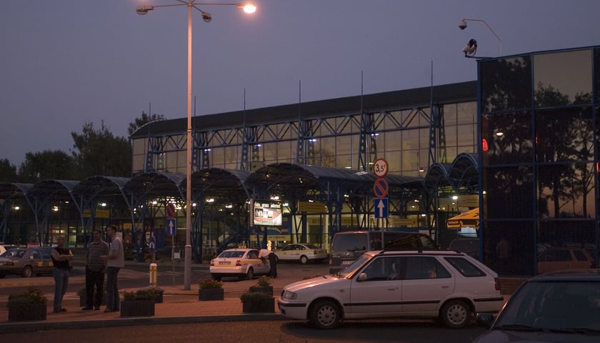Powiększ obraz: Tak w 1993 roku wyglądał terminal lotniczy na Strachowicach we Wrocławiu