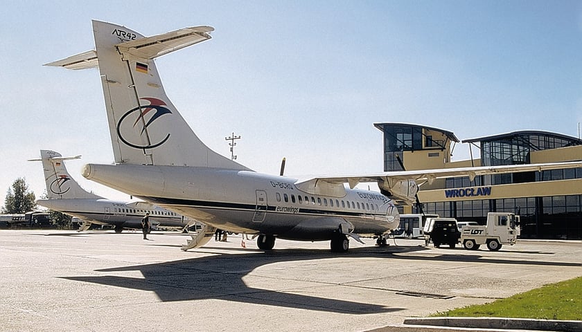 Powiększ obraz: Na zdjęciu widać samolot, który poleciał w pierwszy lot międzynarodowy z Wrocławia w 1993 roku