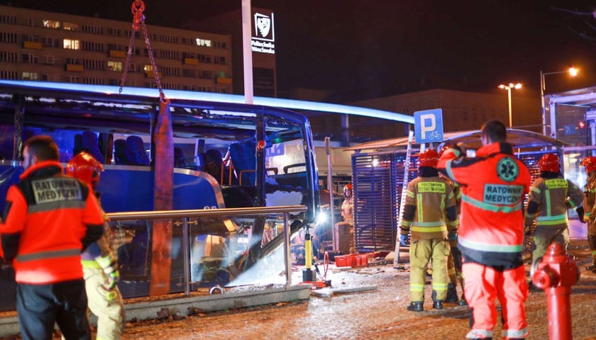 Wypadek autokaru na rondzie Reagana