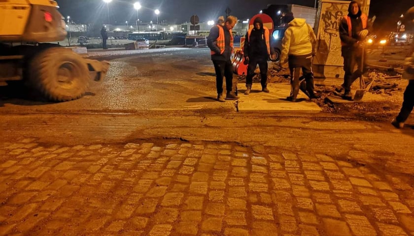 Powiększ obraz: Prace na miejscu awarii zostały zakończone. Dziurę zakryto płytą betonową.