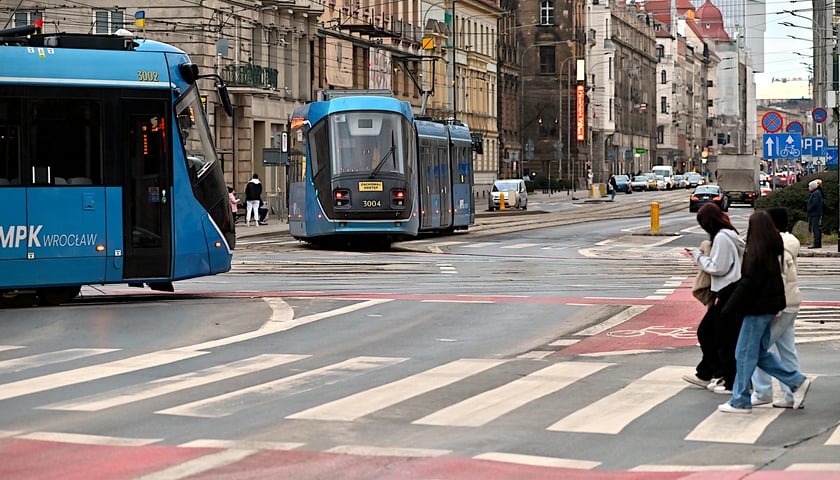 Remont torów na skrzyżowaniu ulic Piłsudskiego i Świdnickiej prowadzony będzie etapami.