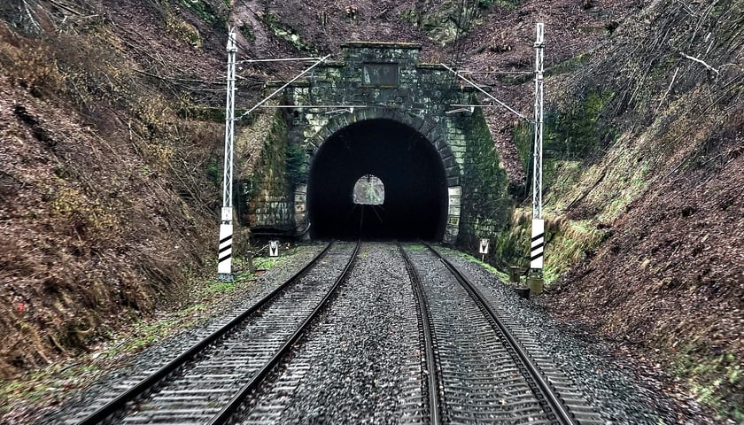 Powiększ obraz: Tunel trzciński to trzystumetrowy obiekt z połowy XIX wieku