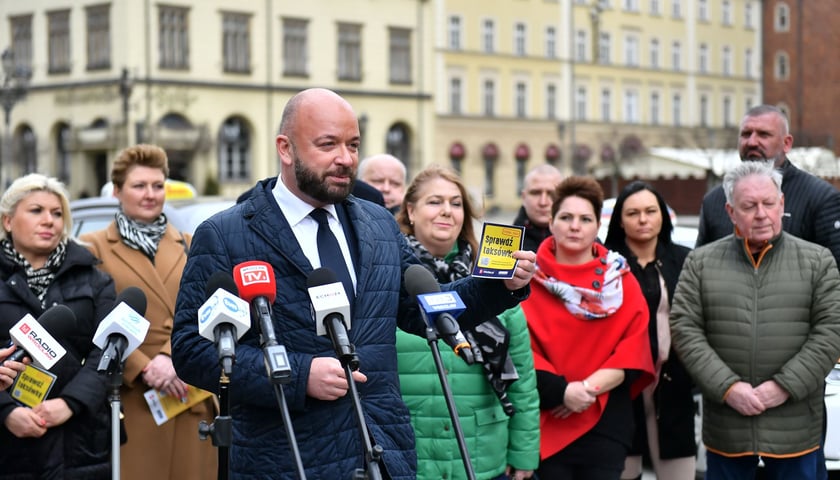 Powiększ obraz: Legalna taksówka ? rusza nowa kampania we Wrocławiu. Zeskanuj kod, zanim wsiądziesz. Zdjęcia z oficjalnej konferencji prasowej