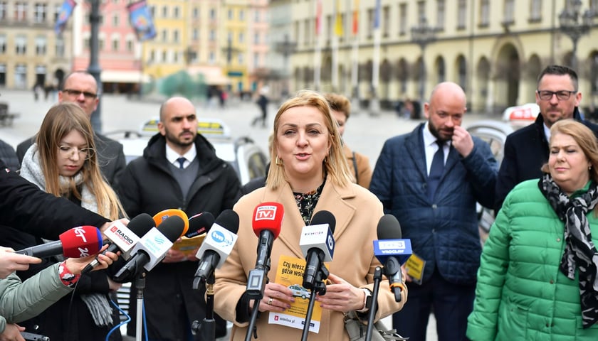 Legalna taksówka ? rusza nowa kampania we Wrocławiu. Zeskanuj kod, zanim wsiądziesz. Zdjęcia z oficjalnej konferencji prasowej