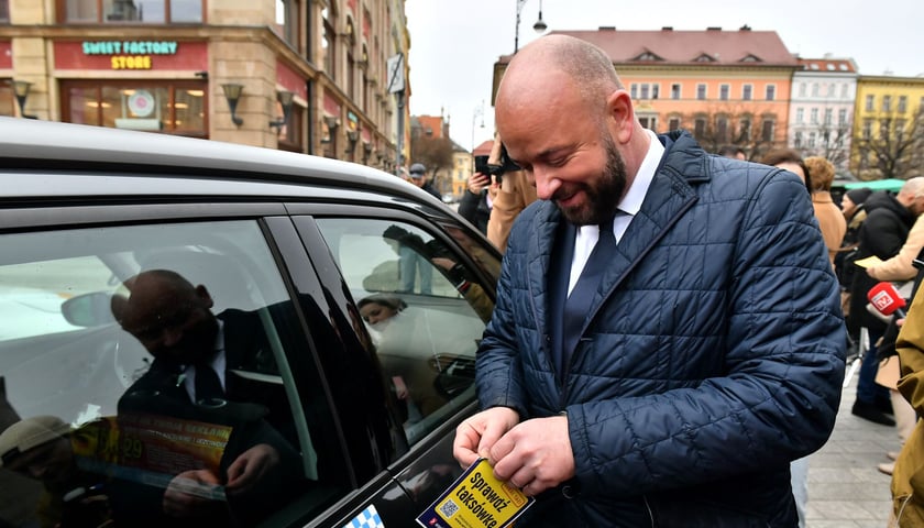 Legalna taksówka ? rusza nowa kampania we Wrocławiu. Zeskanuj kod, zanim wsiądziesz. Zdjęcia z oficjalnej konferencji prasowej