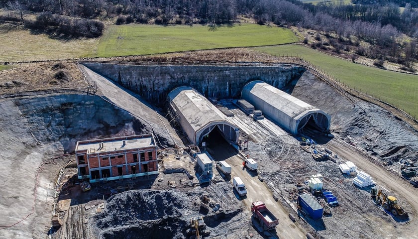 Powiększ obraz: Budowa tunelu TS26 w ciągu drogi ekspresowej S3 na Dolnym Śląsku