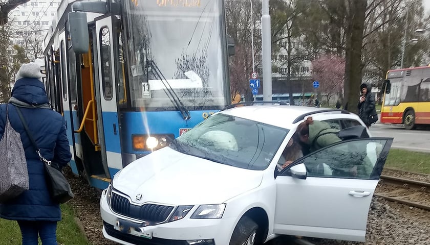 Powiększ obraz: <p>Samoch&oacute;d wjechał pod tramwaj linii 4&nbsp;</p>