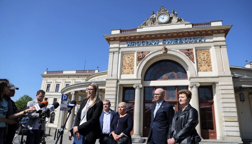 Powiększ obraz: Konferencja wrocławskich radnych i wiceprezydenta Jakuba Mazura przed dworcem świebodzkim.