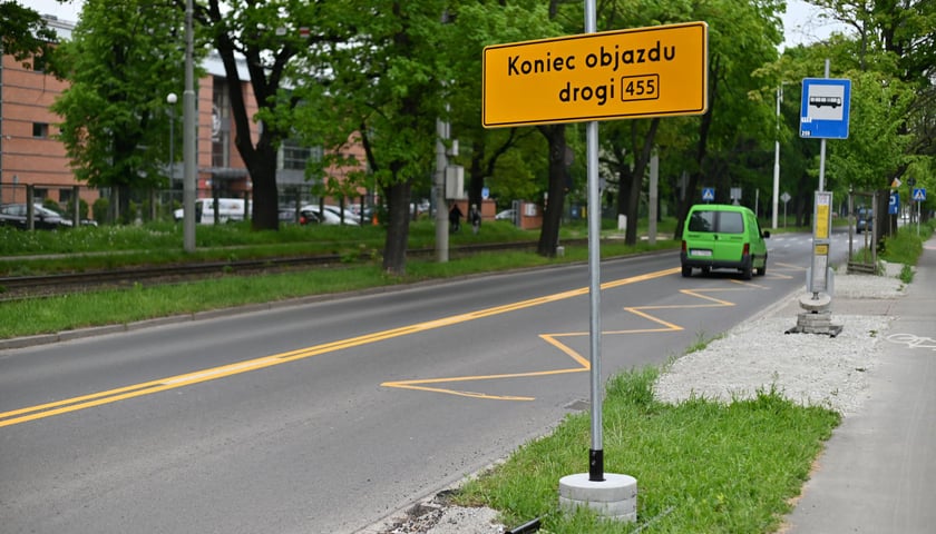 Powiększ obraz: Wielka Wyspa, okolice godziny 15:00, wtorek 16 maja - ruch na trasie objazdu wprowadzonego z powodu zamknięcia skrzyżowania ul. Mickiewicza i Paderewskiego.