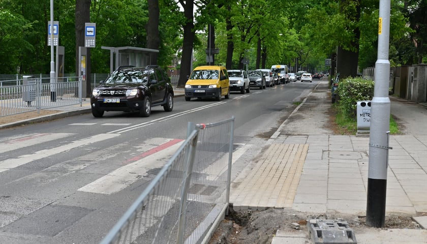 Powiększ obraz: Wielka Wyspa, okolice godziny 15:00, wtorek 16 maja - ruch na trasie objazdu wprowadzonego z powodu zamknięcia skrzyżowania ul. Mickiewicza i Paderewskiego.