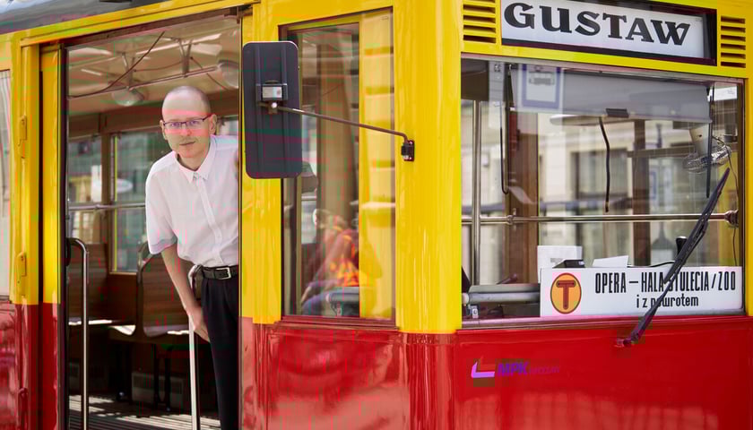 Wrocławskie Linie Turystyczne zaczynają sezon 2023. Tramwaj Gustaw z 1956 r. należący do MPK Wrocław