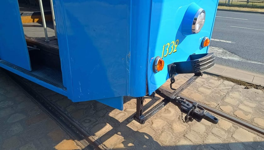 Zabytkowy tramwaj zderzył się dzisiaj (4 czerwca) z autem osobowym