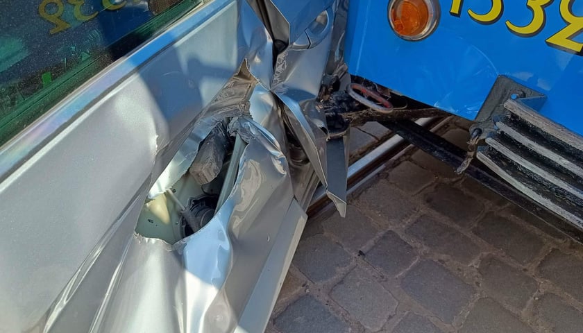 Zabytkowy tramwaj zderzył się dzisiaj (4 czerwca) z autem osobowym