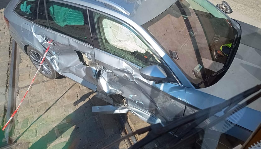 Zabytkowy tramwaj zderzył się dzisiaj (4 czerwca) z autem osobowym