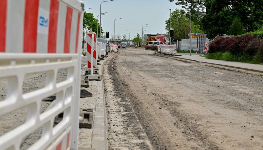 Powiększ obraz: Od ronda na wysokości ul. Smardzowskiej ul. Asfaltowej brakuje jeszcze asfaltu. Na ul. Lutosławskiego do ul. Buforowej pozostały tylko prace wykończeniowe.