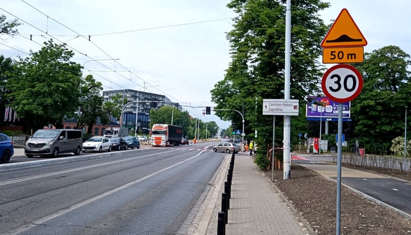Przystanek wiedeński w ul. Grabiszyńskiej, w tle tramwaj i pasażerowie