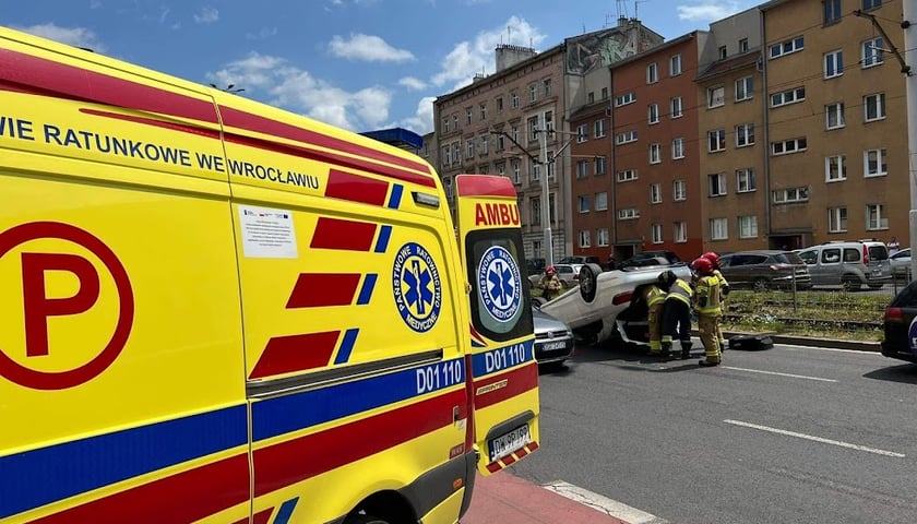 Powiększ obraz: Mercedes dachował na Kazimierza Wielkiego