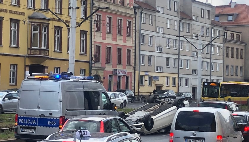 Powiększ obraz: Mercedes dachował na Kazimierza Wielkiego