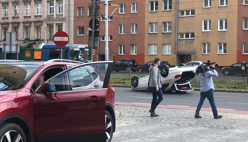 Powiększ obraz: Mercedes dachował na Kazimierza Wielkiego